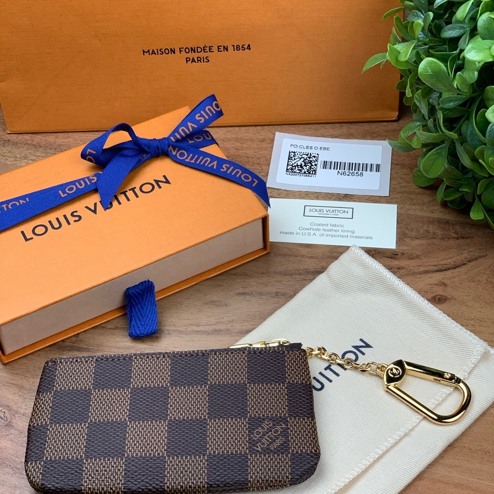 ❇️ 2020 Louis Vuitton Key Pouch in Damier Ebene - Picture 2 of 7